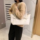 Bolsa grande de senhora a tiracolo em pele sintética Shopper com padrão trançado na parte frontal Alças longas Superfície brilhante 9