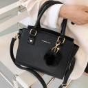 Bolsa negra de mano y hombro para mujer Bolsa con lados ampliados y pompón decorativo Cuero sintético PU Correa desmontable 30 x 20 x 11 cm 4