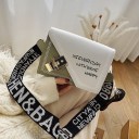 Bolsa pequena de senhora a tiracolo com aba Couro sintético Costura decorativa e inscrição Fecho metálico dourado Alça larga com letras 1