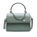 Bolsa pequena feminina de mão e ao ombro com aba e pega superior Corrente decorativa prateada com pendente redondo em pele PU 21 x 16 x 4