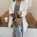 Bolsa pequena feminina em pele sintética com padrão trançado Forma de cesto Alças curtas e alça longa para o ombro Saco interior 6
