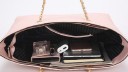Bolsa shopper feminina de ombro em pele sintética Padrão acolchoado em V Alças com corrente e ilhós dourados Grande forma espaçosa 39 x 3