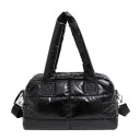 Bolso acolchado para llevar en la mano o al hombro 38 x 25 x 12 cm Aspecto brillante e inflado Forma espaciosa Asas acolchadas Correa ancha 1