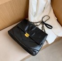 Bolso acolchado para mujer de cuero sintético con solapa y cierre metálico dorado. Correa de cadena con correa trenzada 36 x 25 x 9 cm 1