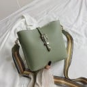 Bolso crossbody para mujer con hebilla decorativa Correa ancha ajustable Detalles metálicos dorados Piel PU y poliéster 21 x 20 x 11 3