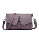 Bolso crossbody para mujer con solapa y correa decorativa con anillo metálico. Bolsillo con cremallera en la parte trasera. Cuero 4