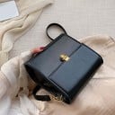 Bolso crossbody para mujer de cuero PU Forma rectangular con solapa Cierre metálico Correa ajustable con mosquetones Dimensiones 18,5 x 18,5 x 4