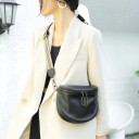 Bolso cruzado de piel para mujer en forma de media luna Correa de rayas ancha con mosquetones Cremallera con dos tiradores 19 x 19 x 13 cm 4