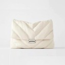 Bolso cruzado para mujer de piel PU con acolchado en forma de V. Gran bolso con solapa y cierre metálico 36 x 28 x 8 cm 1