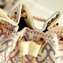 Bolso cruzado para mujer en forma de saco con cierre de cordón Patrón ornamental Dos correas Lona y poliéster Dimensiones 34 x 24 x 13 cm 5
