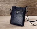 Bolso cruzado para mujer para móvil de piel auténtica. Compartimento principal con cremallera. Dos bolsillos exteriores. Correa 2