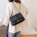 Bolso de hombro acolchado para mujer con solapa Correa de cadena en color dorado Mosquetón decorativo Cuero sintético PU 26 x 20 x 10 cm 4