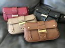 Bolso de hombro alargado para mujer Klopa con broche de metal en tono dorado Ojetes y tachuelas Correa ancha Cuero sintético 26 x 15 x 6 6