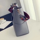 Bolso de hombro para mujer en forma de cubo Correa colorida ancha con patrón Bolsillo frontal Cuero sintético Dimensiones 23 x 28,5 x 13,5 cm 4