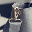 Bolso de hombro para mujer en forma de cubo Correa colorida ancha con patrón Bolsillo frontal Cuero sintético Dimensiones 23 x 28,5 x 13,5 cm 5