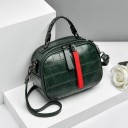 Bolso de mano cruzado para mujer Grabado de cocodrilo Asa con remaches Cremallera doble Cinta decorativa roja Cuero sintético 21 x 15 x 9 5