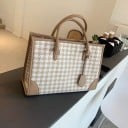 Bolso de mano elegante para mujer con patrón de pata de gallo. Bolso rectangular espacioso con dos asas y un colgante decorativo 37 x 26 x 14 3