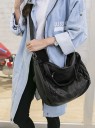 Bolso de mano moderno para mujer en color negro. 9