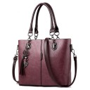 Bolso de mano para mujer con dos asas y correa para el hombro Llavero decorativo con borlas Patas metálicas Cuero sintético 31 x 24 x 13 6