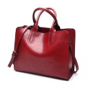Bolso de mano y al hombro Espacioso bolso de cuero sintético con superficie brillante Dos asas y correa ajustable 33 x 28 x 13 cm 2