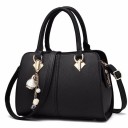 Bolso de mano y al hombro para mujer con correa ajustable Cuero sintético Herrajes dorados con colgante decorativo Dimensiones 28 x 19 x 11 cm 2