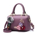 Bolso de mano y hombro para mujer con flores 3D decorativas y pompón peludo Cuero sintético Correa con inscripción Dimensiones 23 x 25 x 3