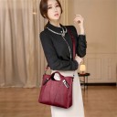 Bolso de mano y hombro para mujer Cuero sintético Costuras acolchadas Adornos metálicos en las asas Cierre con cremallera Bolsillos 8