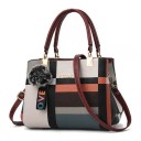 Bolso de mano y hombro para mujer Patrón de cuadros Dos asas Correa ajustable Pompón decorativo Bolsillo con cremallera Cuero sintético 28 x 5