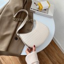 Bolso de mujer al hombro en forma de media luna Patrón en relieve de piel de cocodrilo Correa con cadena dorada Uso bajo el brazo 24 x 3