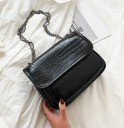 Bolso de mujer con solapa 23 x 18 x 8 cm Patrón grabado de piel de serpiente Correa de cadena metálica oscura Forma compacta 2