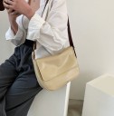 Bolso de mujer cruzado con solapa Correa ancha Herrajes metálicos en el punto de sujeción Cuero sintético suave Estilo simple y elegante 2
