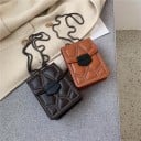 Bolso de mujer tipo crossbody con acolchado geométrico y remaches metálicos Tapeta con cierre metálico Cadena de PU cuero 18 x 13,5 x 5