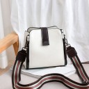 Bolso de mujer tipo crossbody de piel PU Correa ancha a rayas con mosquetones Cinta delantera con terminal metálico Dimensiones 22 x 19 1