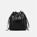 Bolso de mujer tipo saco de cuero sintético con rayas verticales Cordón ajustable con extremos sueltos Asas largas para llevar al hombro 2