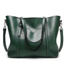 Bolso grande de mujer de hombro de piel sintética 32 x 29 x 12 cm Dos asas largas y correa con ganchos de metal Superficie brillante 6