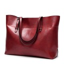 Bolso grande de mujer tipo shopper de piel sintética brillante Asas largas con hebillas Cierre con cremallera Bolsillo trasero 38 x 13 x 27 cm 4