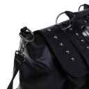 Bolso negro de mujer para llevar en la mano o sobre el hombro Cuero sintético Solapa con tachuelas metálicas y hebillas Asa superior Correa 4