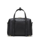 Bolso negro de mujer para llevar en la mano o sobre el hombro Forma rígida con cremallera Superficie granulada Correa con mosquetones Pies metálicos 4
