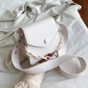 Bolso pequeño de mujer con solapa y asa decorativa de cadena en el color del bolso Botón redondo Herrajes plateados Correa de hombro 2