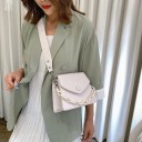 Bolso pequeño de mujer con solapa y asa decorativa de cadena en el color del bolso Botón redondo Herrajes plateados Correa de hombro 7