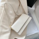Bolso pequeño de mujer para el hombro con asa corta y redondeada Forma alargada con solapa frontal Terminaciones metálicas doradas Cuero 1