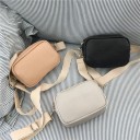 Bolso pequeño de mujer para llevar al hombro o cruzado. Forma rectangular con inscripción en relieve. Amplia correa de tela. Cuero sintético 18 4