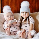 Bonnet d'enfant avec pompon et perles 2
