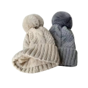 Bonnet d'hiver pour femme en tricot Twist avec pompon en fourrure Bonnet chaud en polyester 55–60 cm Bonnet de ski uni avec pompon 10