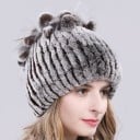 Bonnet d'hiver pour femmes avec de la fourrure Surface pelucheuse à côtes Décoration avec des pompons sur le dessus Tour de tête de 52 à 60 cm 18