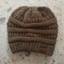 Bonnet d'hiver pour femmes avec ouverture pour queue de cheval ou chignon pour cheveux longs Motif en relief avec rayures horizontales Bord côtelé 21