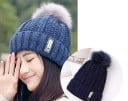 Bonnet en tricot pour femmes avec un grand pompon duveteux Fourrure intérieure Tricotage épais à côtes Revers avec écusson 9
