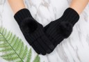 Børne strikkede vinterhandsker med pompon J2879 2