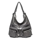 Borsa a spalla da donna in pelle sintetica Due tasche frontali con patta Tasche con zip Ciondoli metallici sui cursori Dimensioni 32 x 33 3