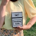 Borsa a tracolla da donna a forma di pacchetto di sigarette con la scritta Smoking Kills. Tracolla a catena. In PU pelle. Dimensioni 10 x 5 x 9